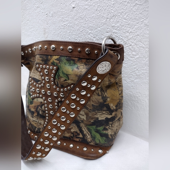 Women's Advantage Timber leather camo silver studded cross handbag - Picture 2 of 6